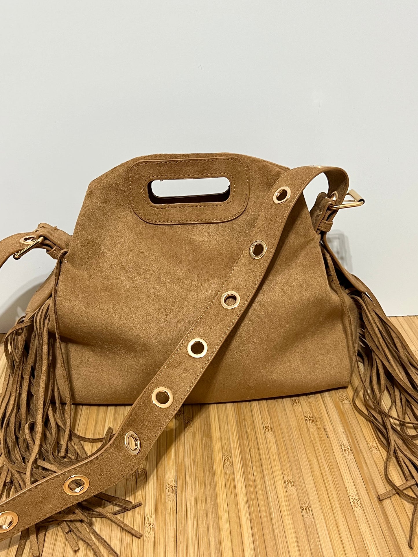 Bolso con Ojales/Tachuelas metálicas en Dorado y flecos - Efecto piel, 27x25x7cm