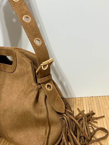 Bolso con Ojales/Tachuelas metálicas en Dorado y flecos - Efecto piel, 27x25x7cm