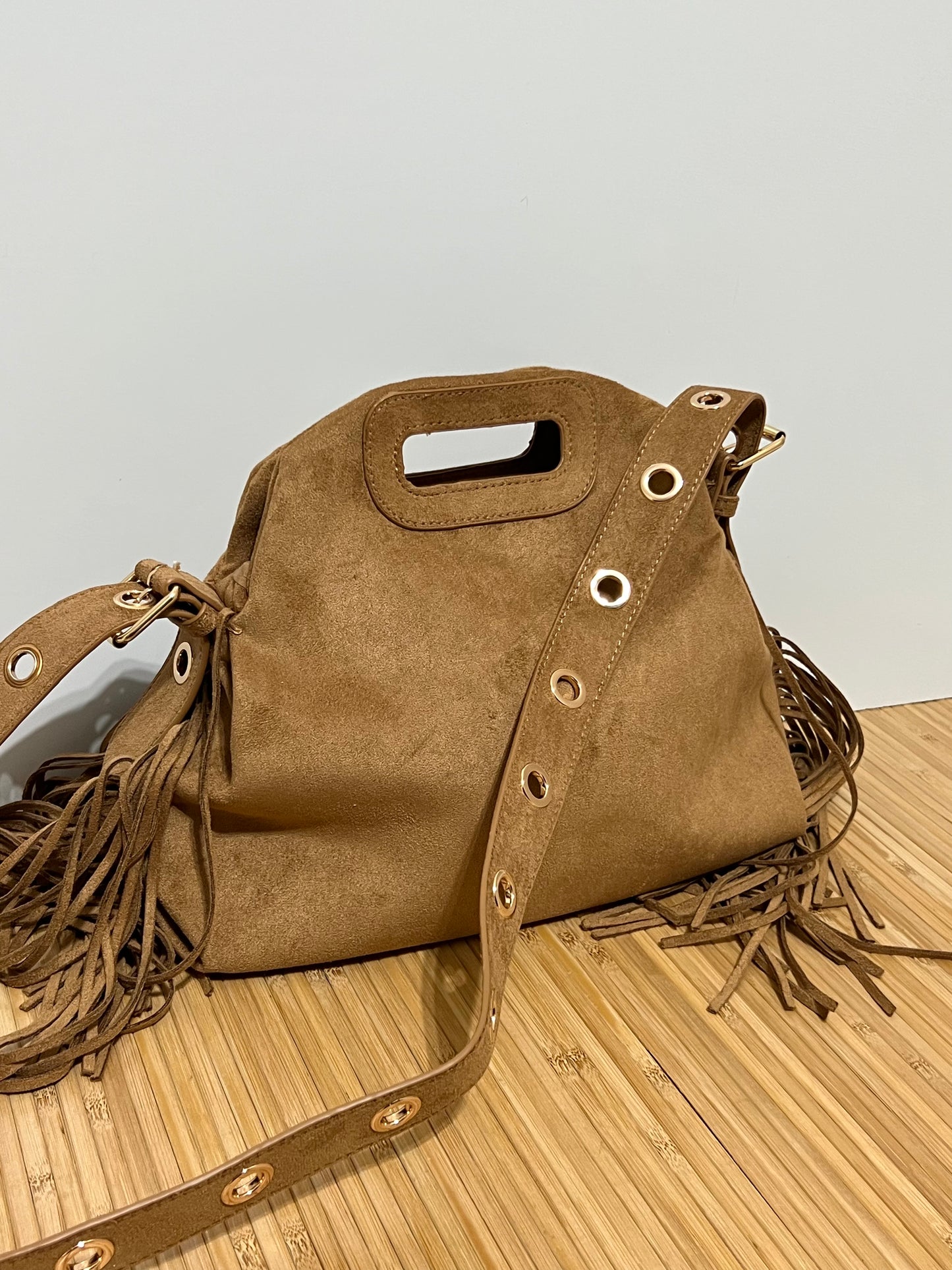 Bolso con Ojales/Tachuelas metálicas en Dorado y flecos - Efecto piel, 27x25x7cm