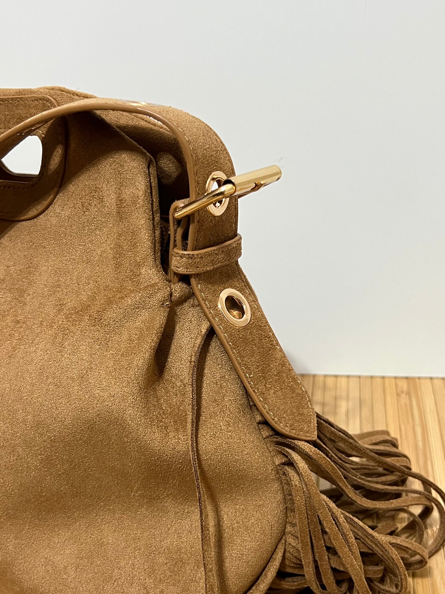 Bolso con Ojales/Tachuelas metálicas en Dorado y flecos - Efecto piel, 27x25x7cm