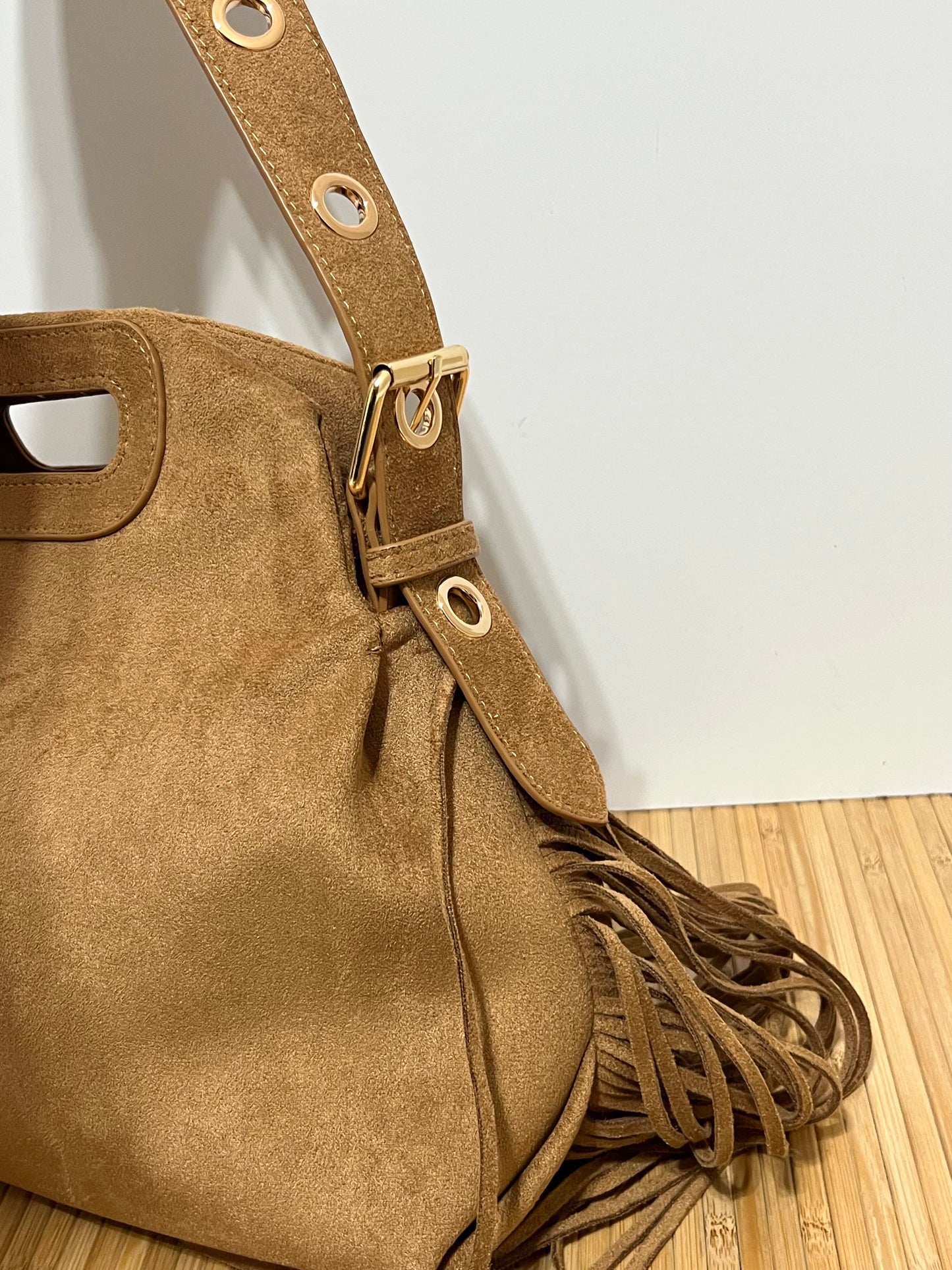 Bolso con Ojales/Tachuelas metálicas en Dorado y flecos - Efecto piel, 27x25x7cm