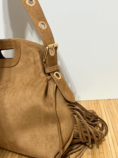 Bolso con Ojales/Tachuelas metálicas en Dorado y flecos - Efecto piel, 27x25x7cm