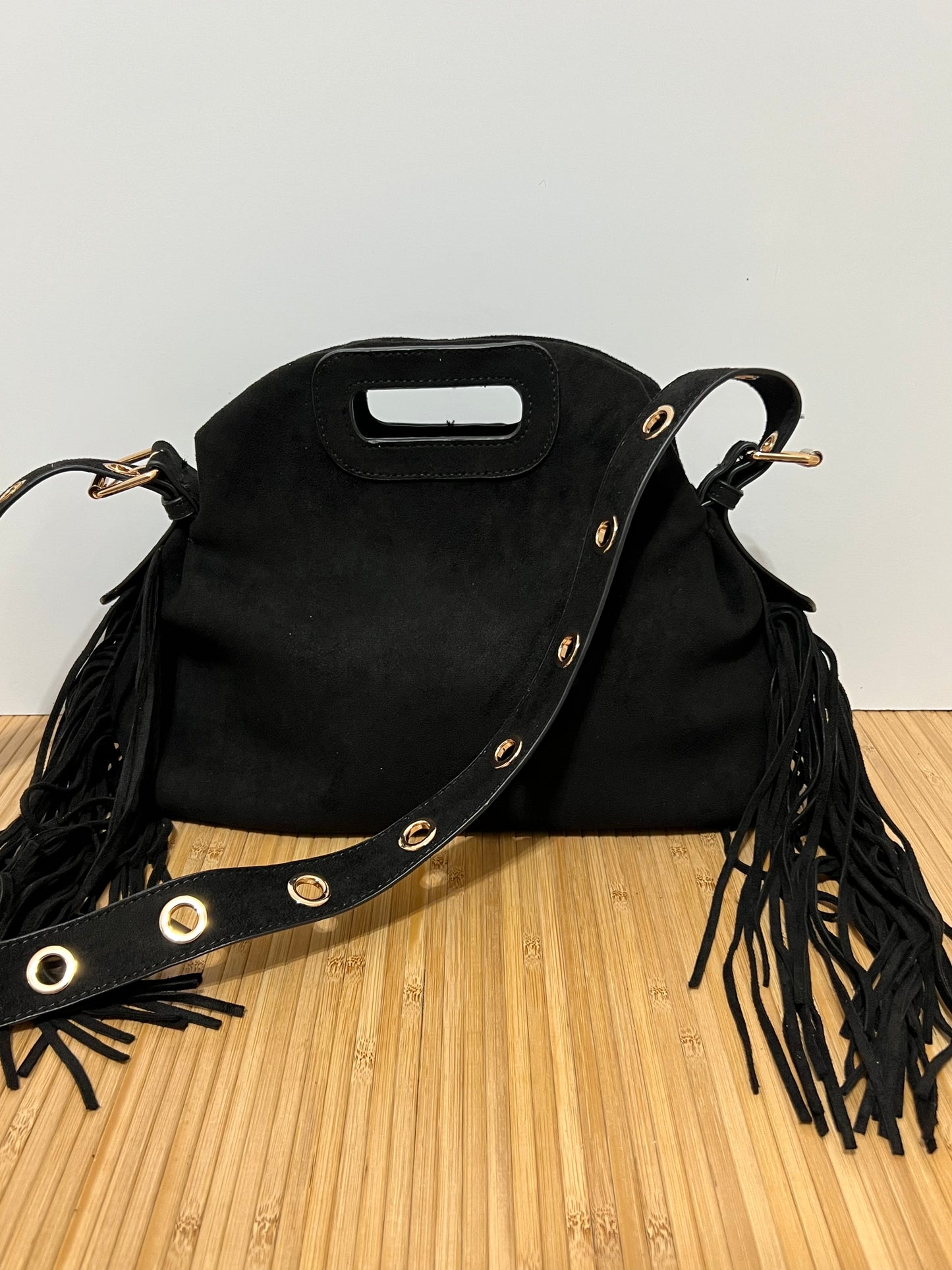 Bolso con Ojales/Tachuelas metálicas en Dorado y flecos - Efecto piel, 27x25x7cm