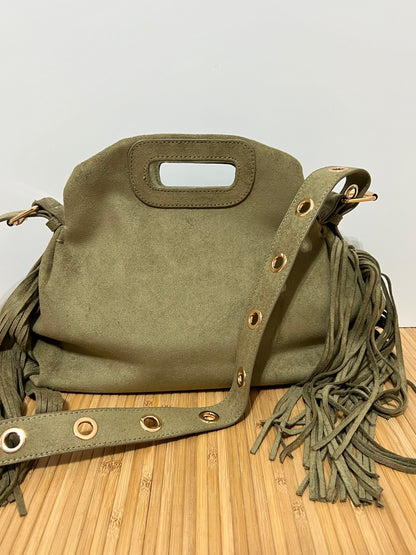 Bolso con Ojales/Tachuelas metálicas en Dorado y flecos - Efecto piel, 27x25x7cm