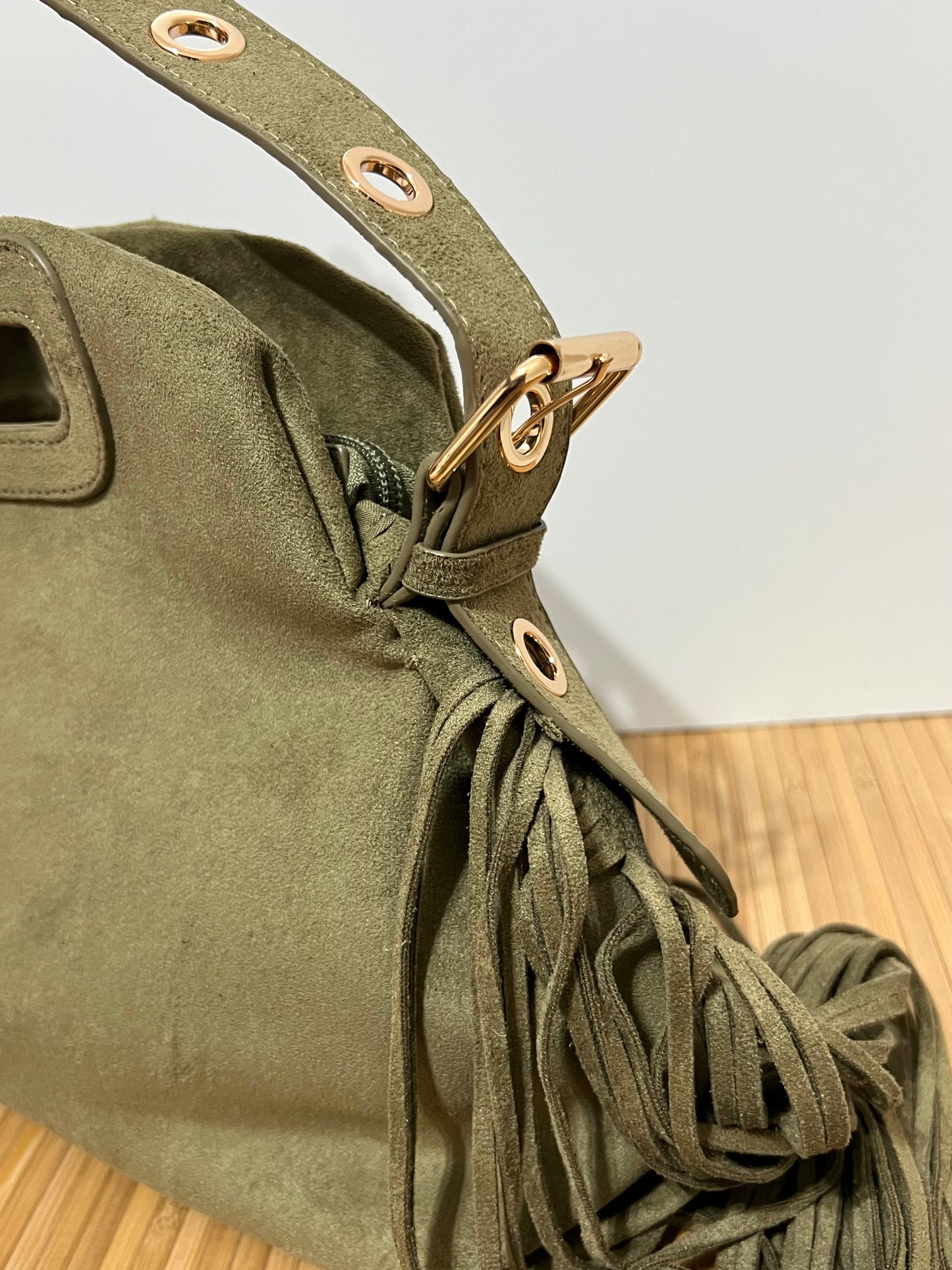 Bolso con Ojales/Tachuelas metálicas en Dorado y flecos - Efecto piel, 27x25x7cm