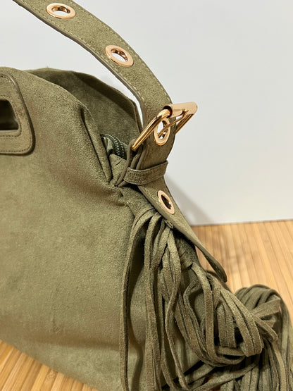 Bolso con Ojales/Tachuelas metálicas en Dorado y flecos - Efecto piel, 27x25x7cm