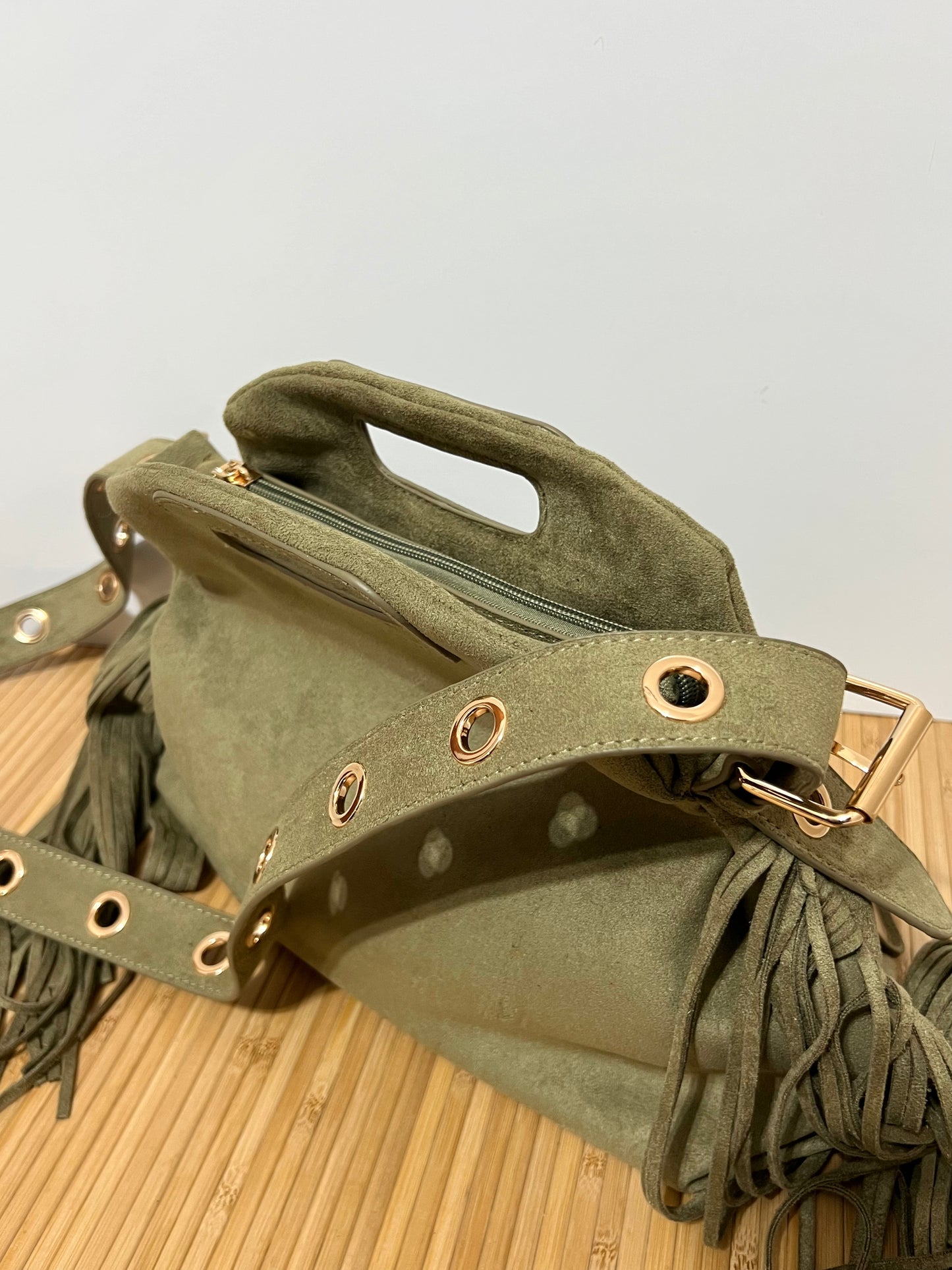 Bolso con Ojales/Tachuelas metálicas en Dorado y flecos - Efecto piel, 27x25x7cm