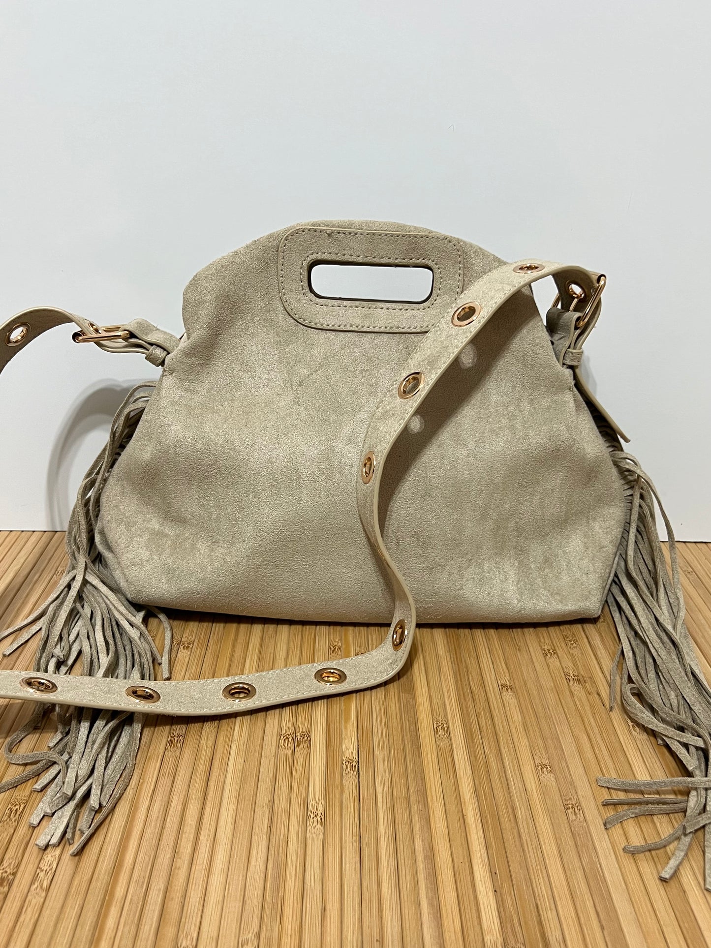 Bolso con Ojales/Tachuelas metálicas en Dorado y flecos - Efecto piel, 27x25x7cm