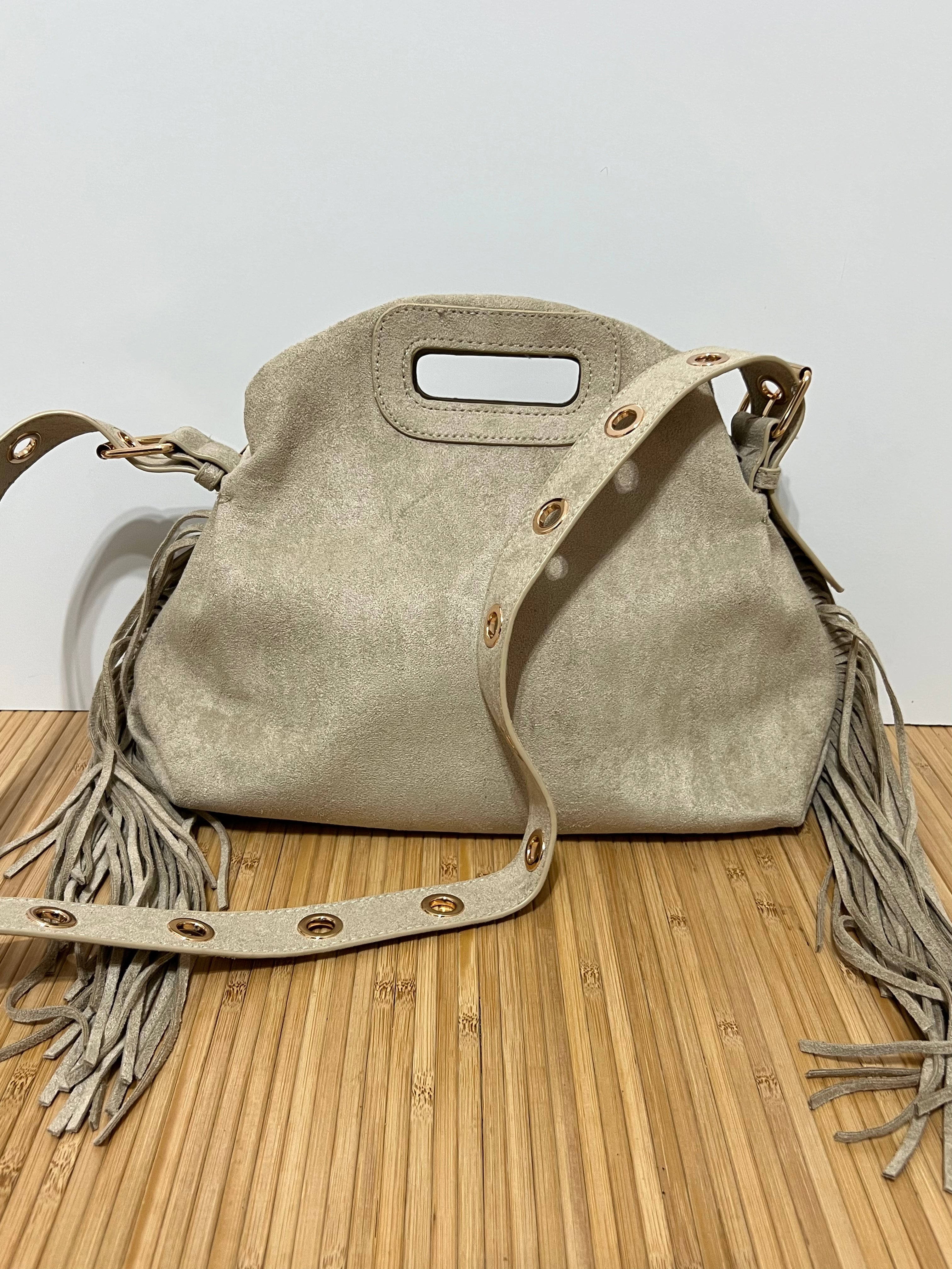 Bolso con Ojales/Tachuelas metálicas en Dorado y flecos - Efecto piel, 27x25x7cm