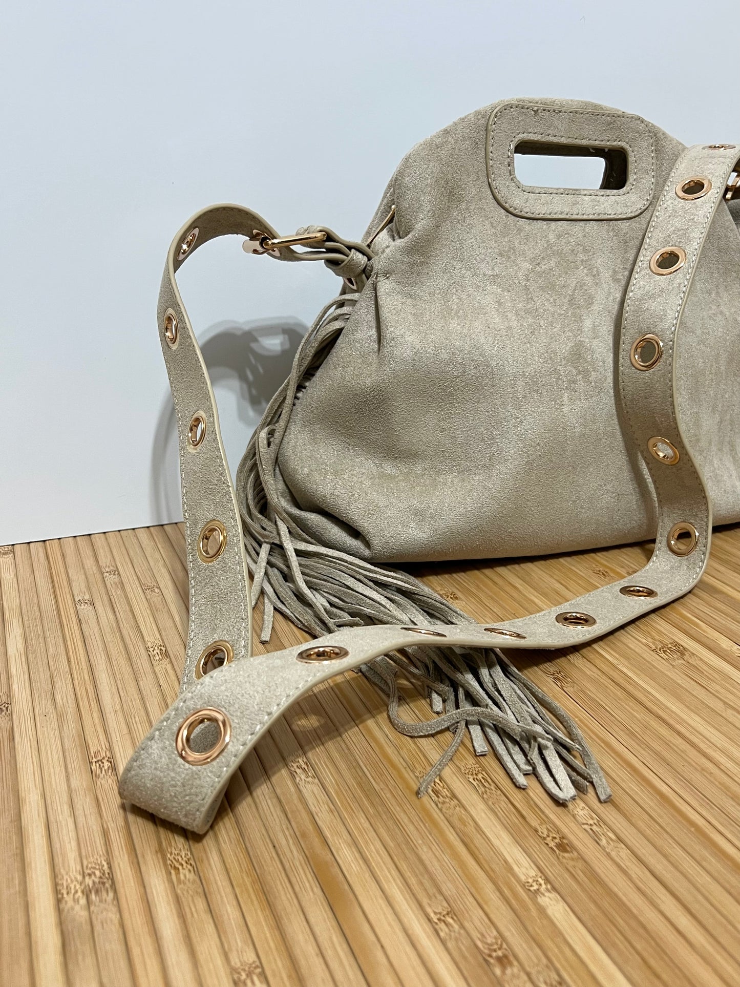 Bolso con Ojales/Tachuelas metálicas en Dorado y flecos - Efecto piel, 27x25x7cm