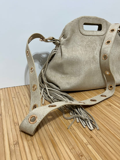 Bolso con Ojales/Tachuelas metálicas en Dorado y flecos - Efecto piel, 27x25x7cm