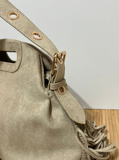 Bolso con Ojales/Tachuelas metálicas en Dorado y flecos - Efecto piel, 27x25x7cm