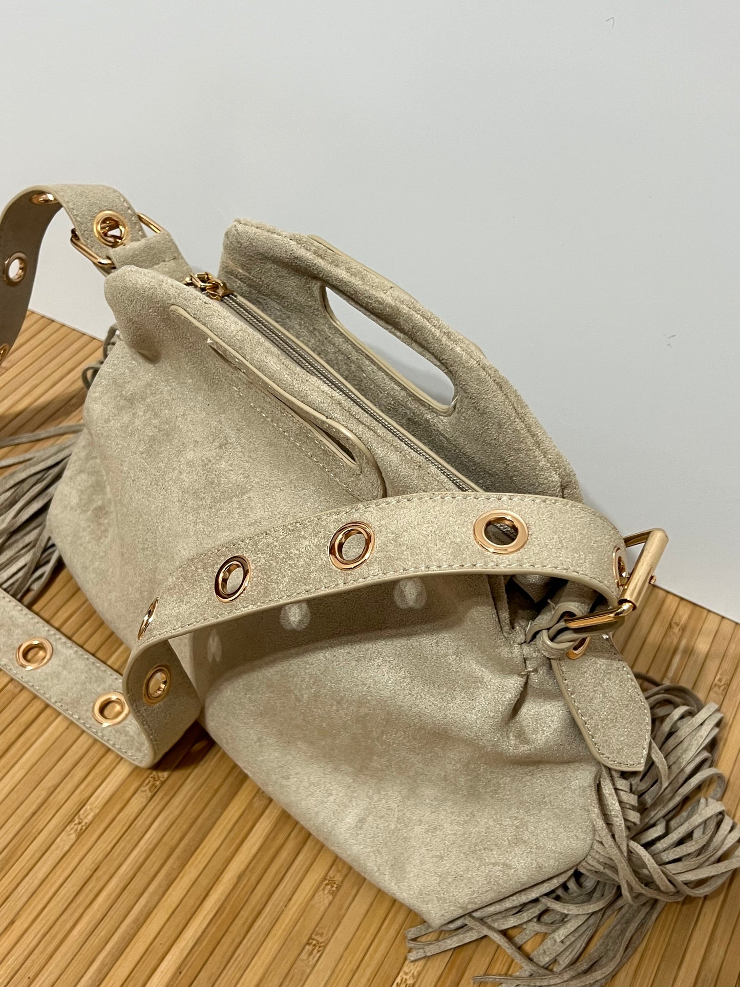 Bolso con Ojales/Tachuelas metálicas en Dorado y flecos - Efecto piel, 27x25x7cm