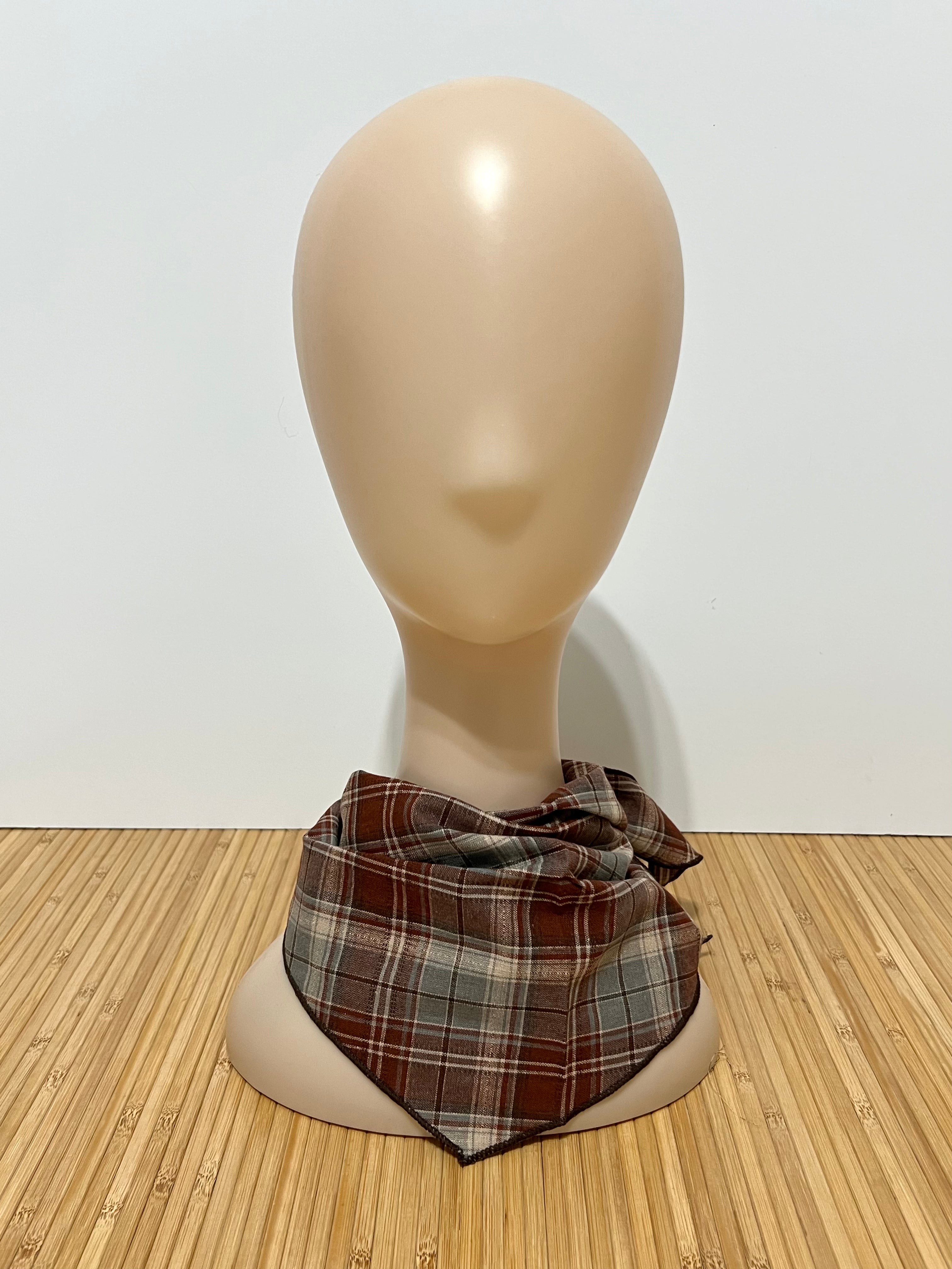 Pañuelo Corto de Cuello con Estampado de Cuadros