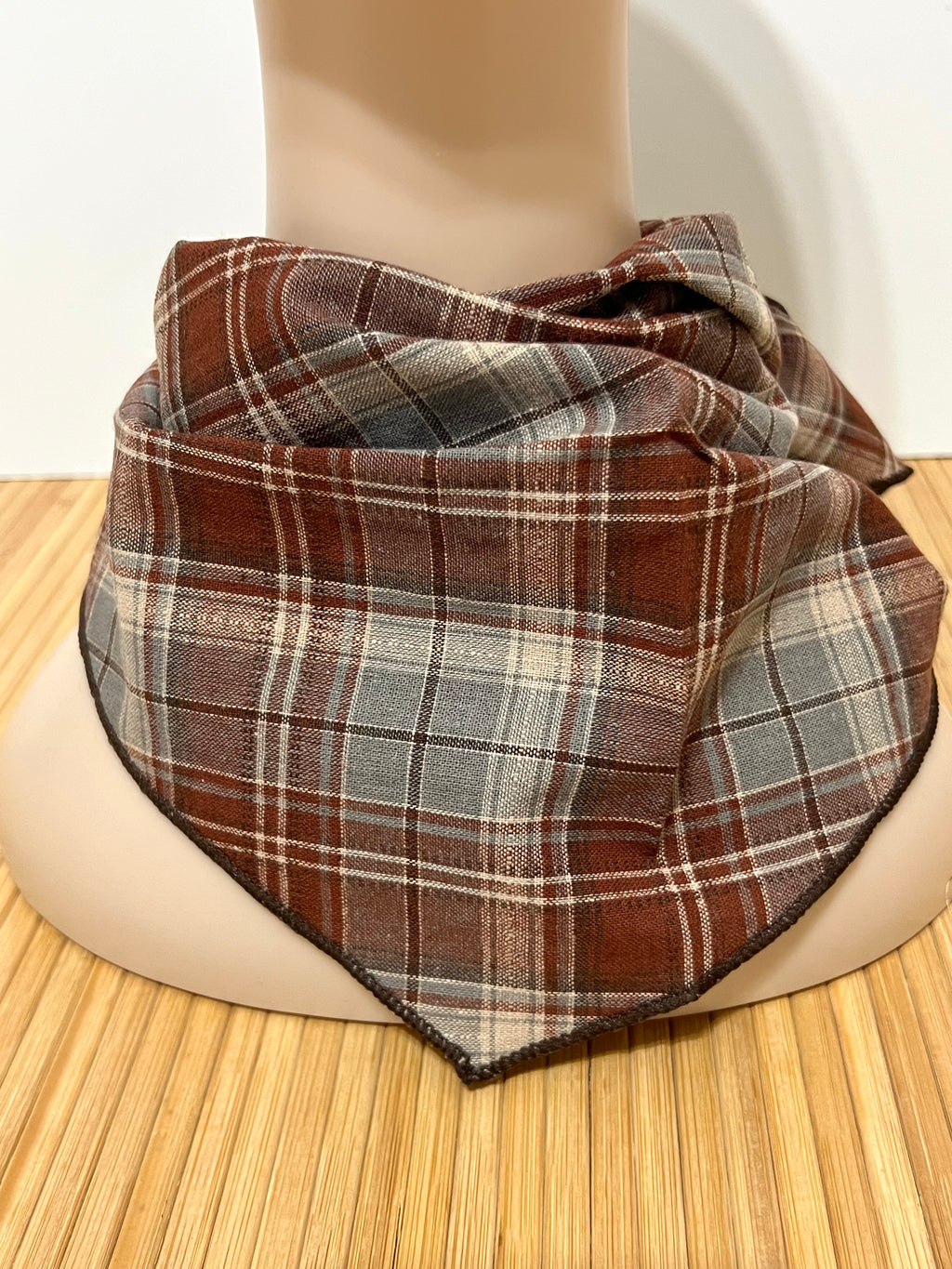 Lenço Curto de Pescoço com Padrão de Xadrez