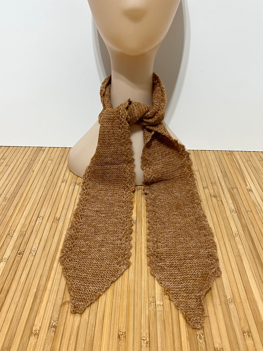 Pañuelo de Punto en Pico Estilo Crochet