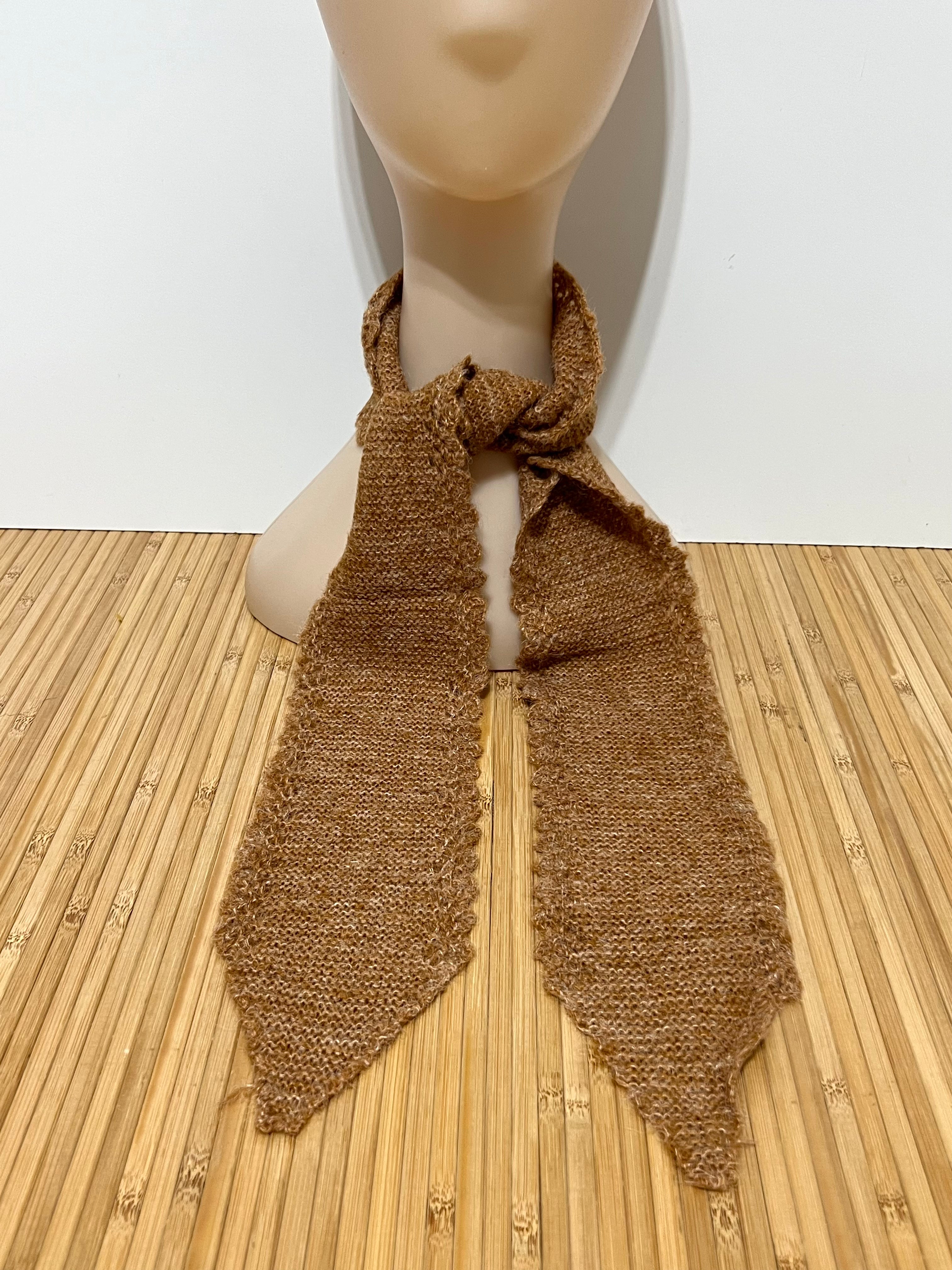 Pañuelo de Punto en Pico Estilo Crochet