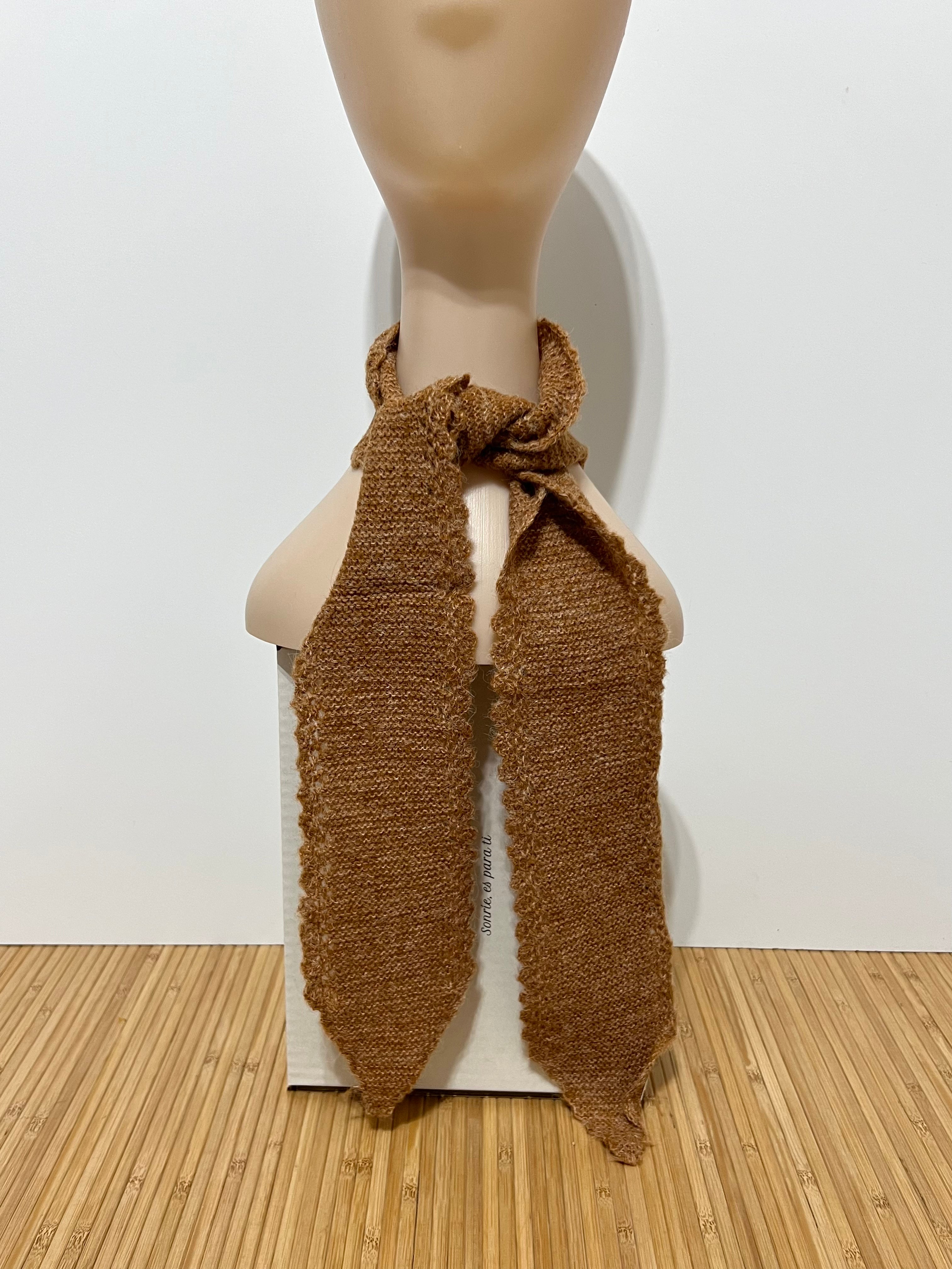 Pañuelo de Punto en Pico Estilo Crochet