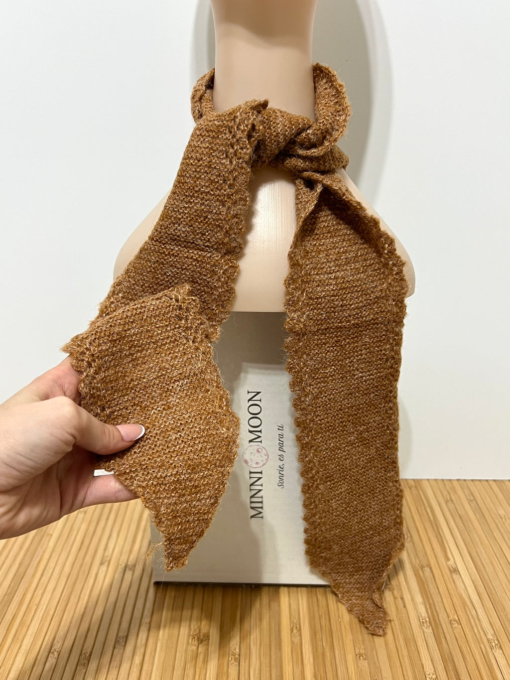 Pañuelo de Punto en Pico Estilo Crochet