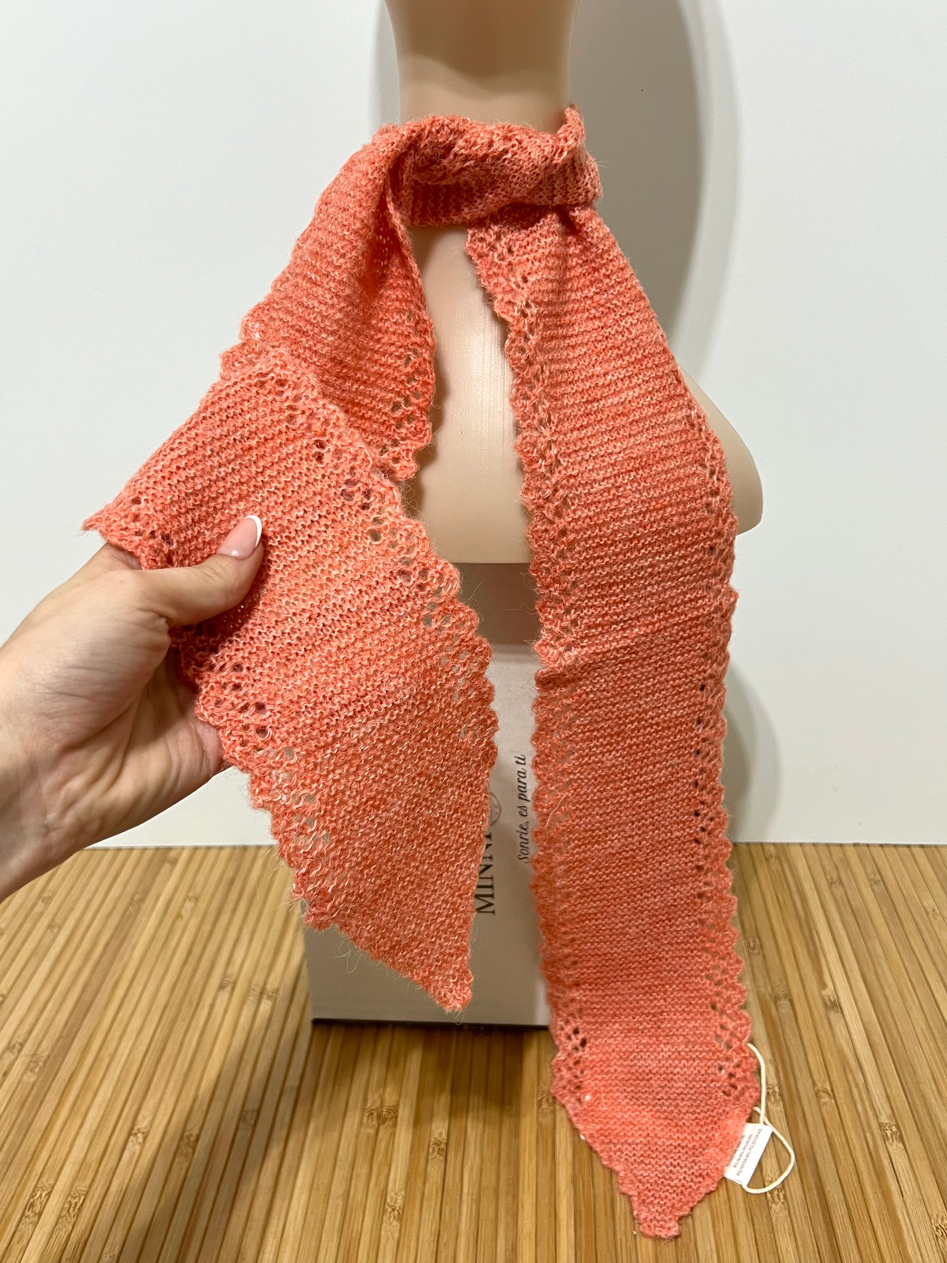 Pañuelo de Punto en Pico Estilo Crochet