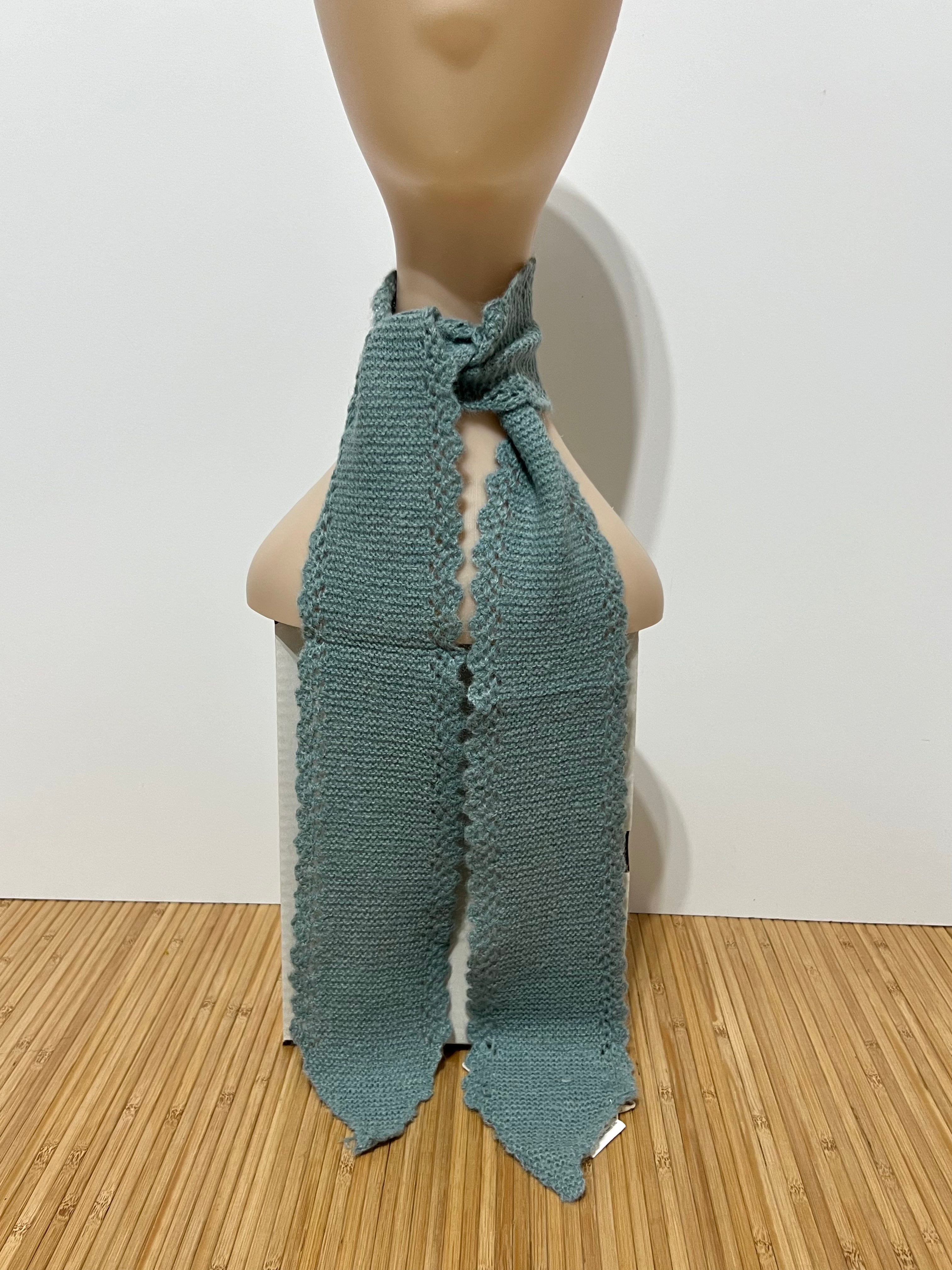 Pañuelo de Punto en Pico Estilo Crochet