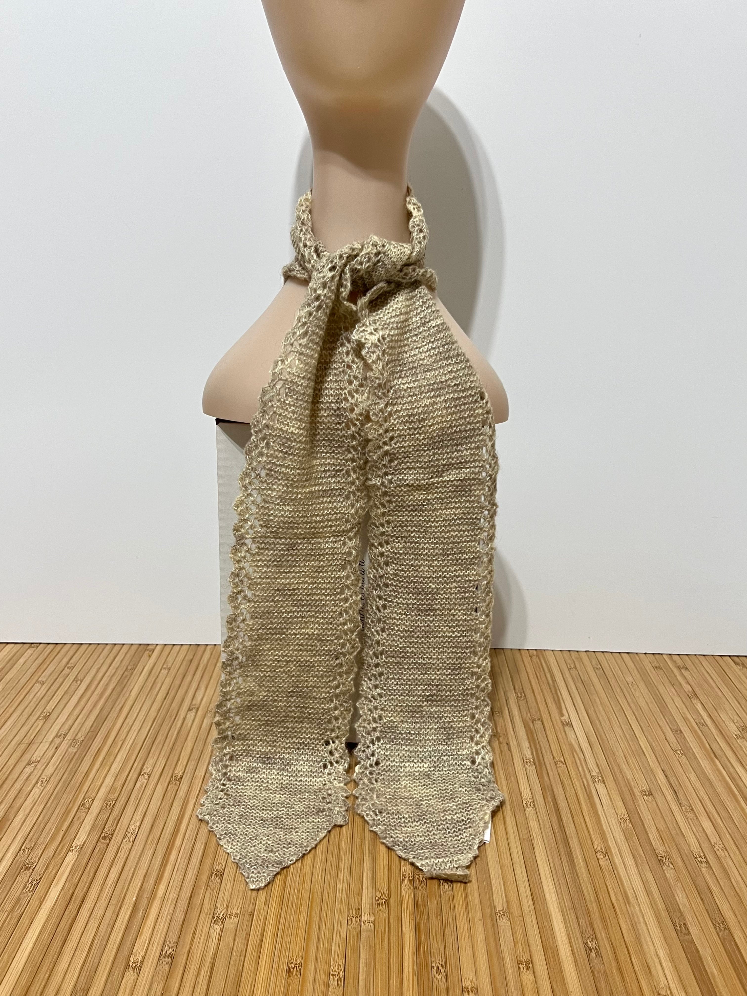 Pañuelo de Punto en Pico Estilo Crochet