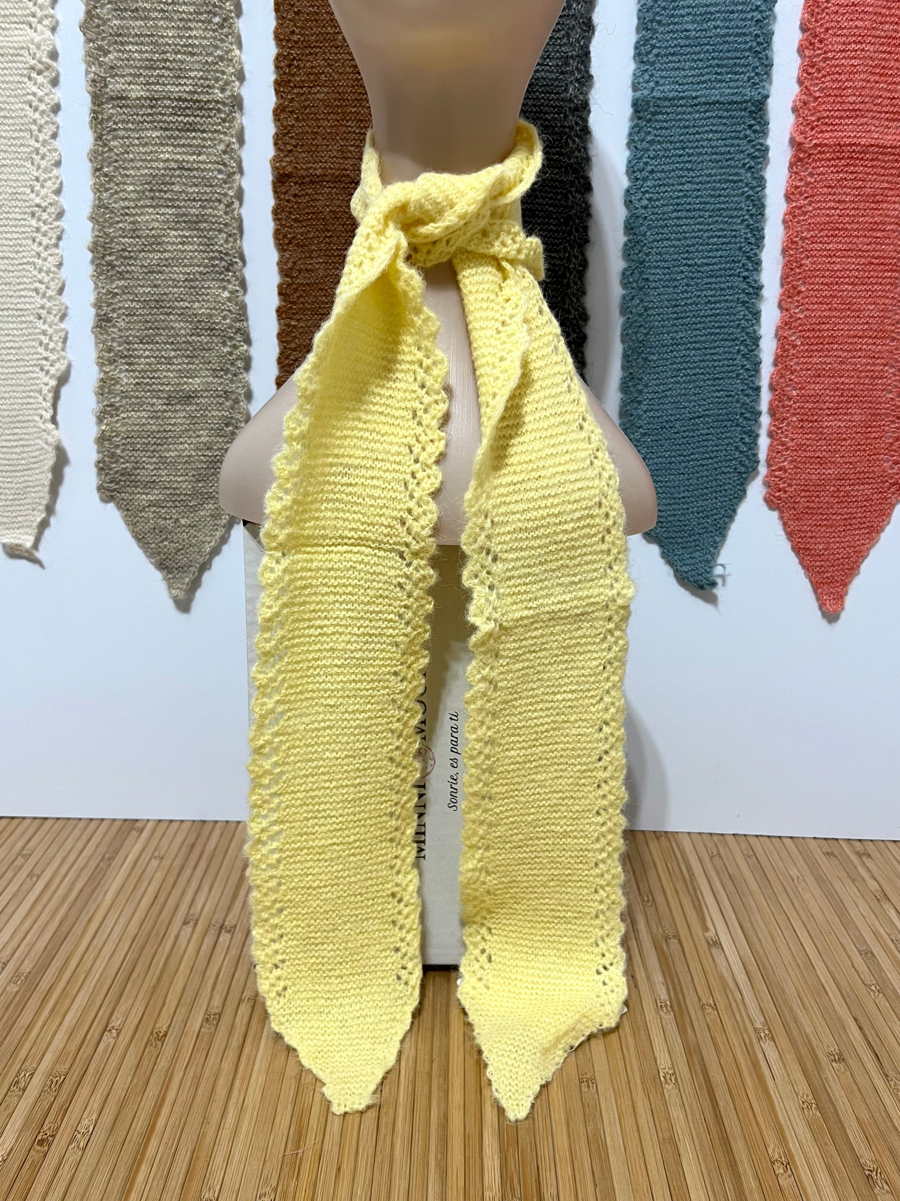 Pañuelo de Punto en Pico Estilo Crochet