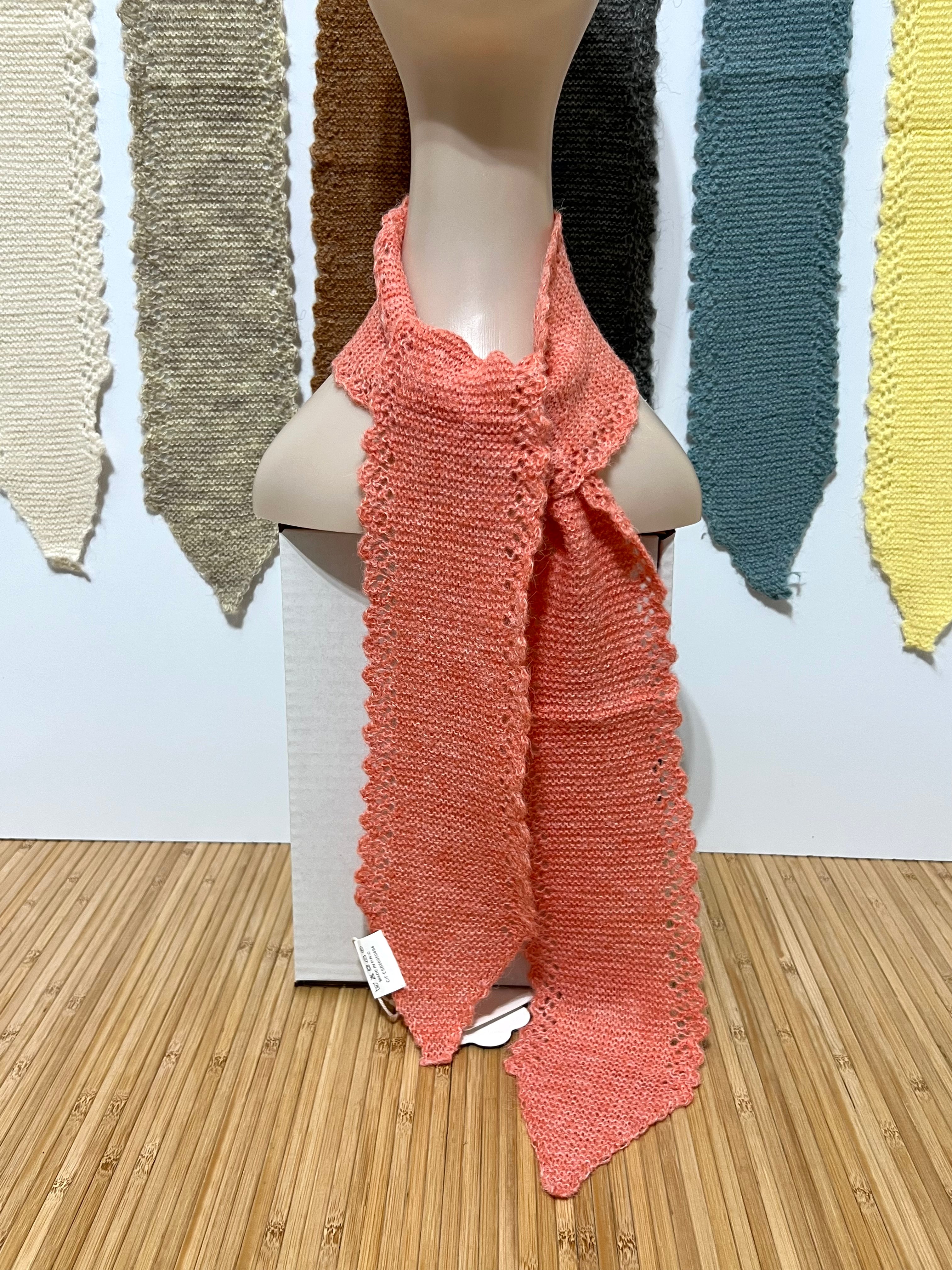 Pañuelo de Punto en Pico Estilo Crochet