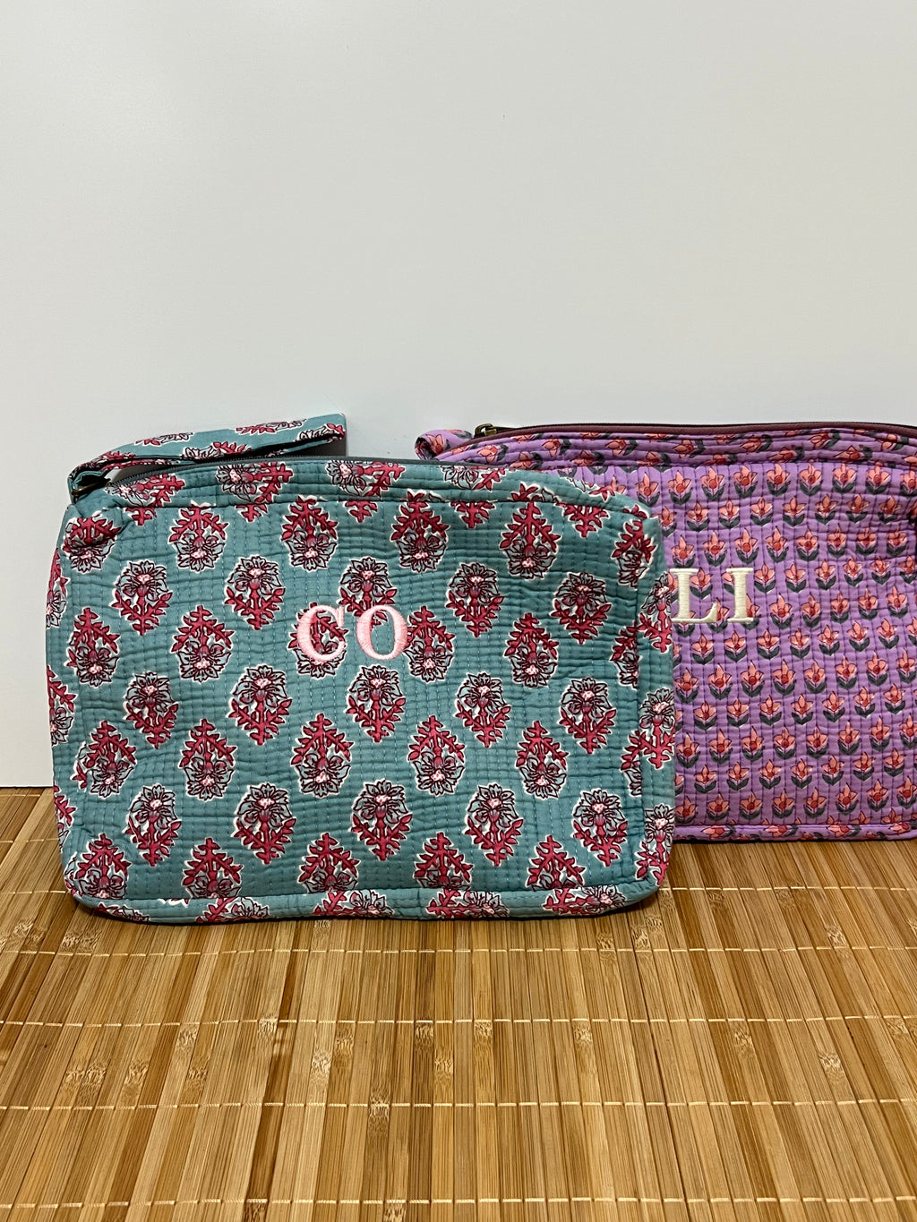 Personalisierte Hülle für iPad, Tablet und Laptop bis 13 Zoll mit Initialen – 33x22 cm