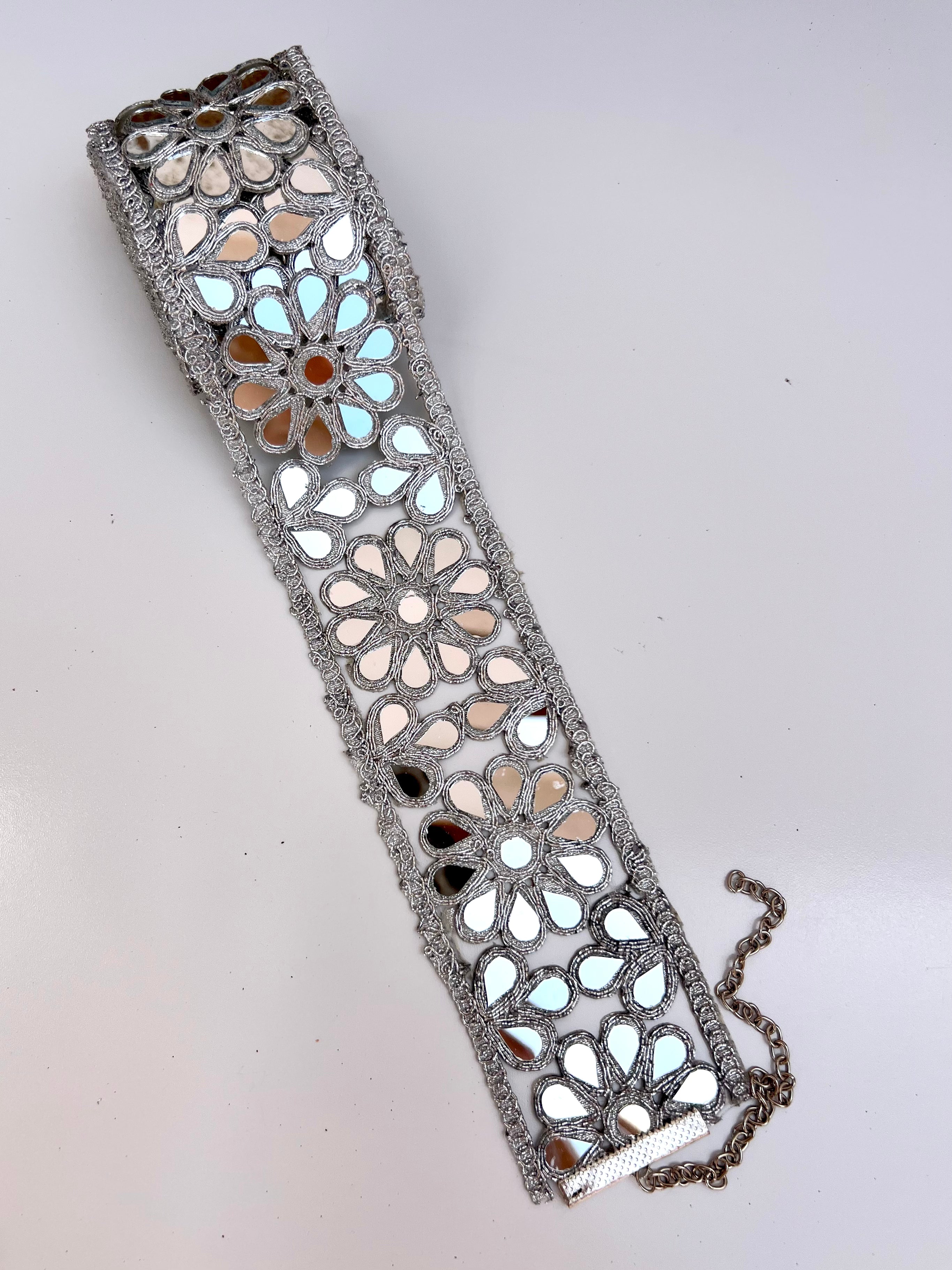 Cinto espelhado Dourado e Prateado feminino com corrente ajustável