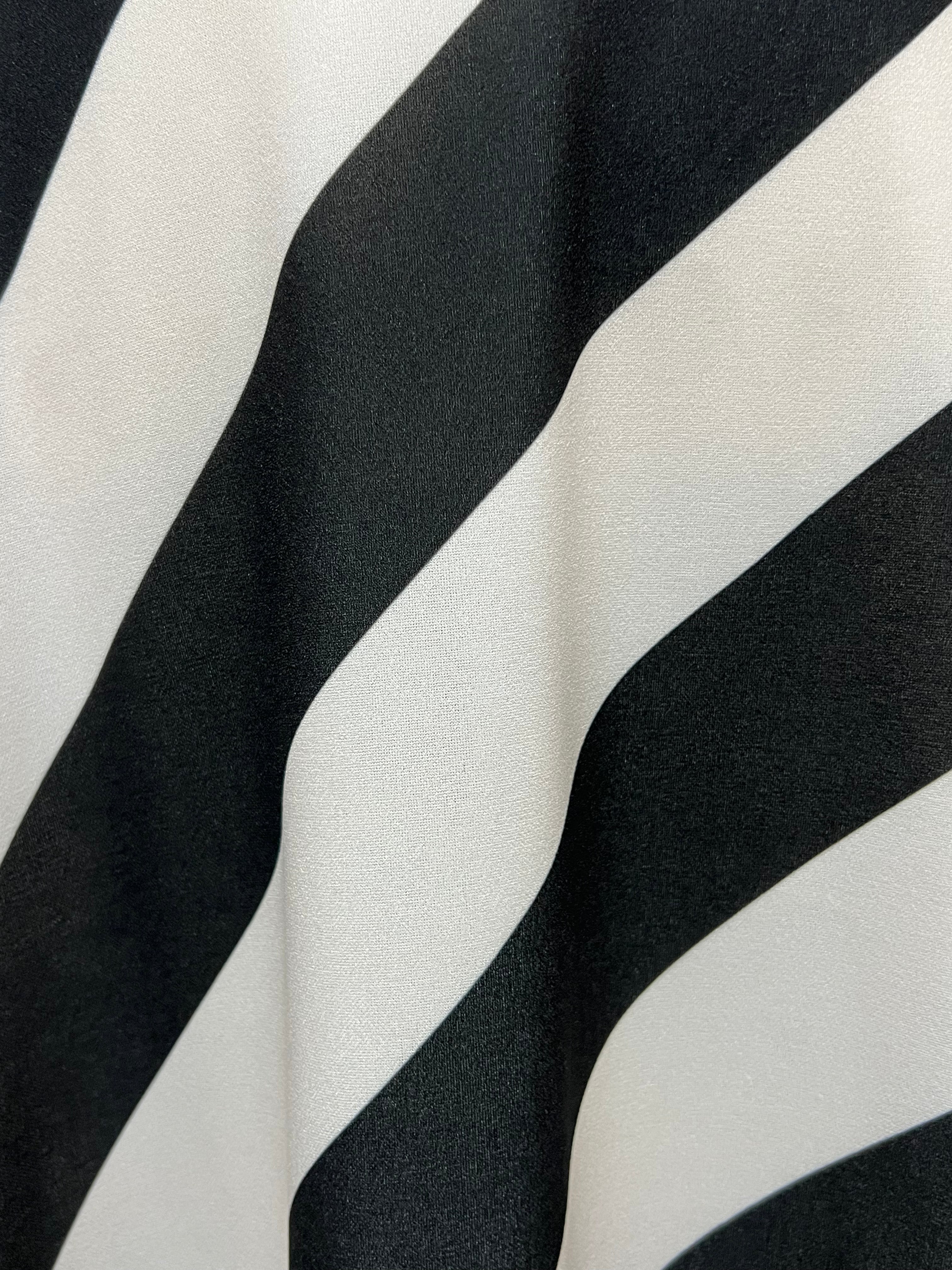 Falda Larga de Rayas con Corte Asimétrico y Cintura Elástica