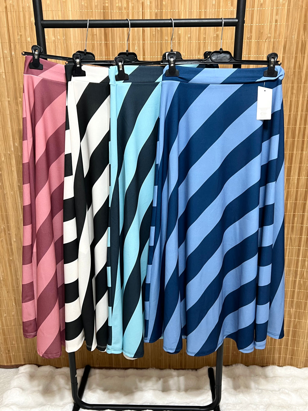 Falda Larga de Rayas con Corte Asimétrico y Cintura Elástica